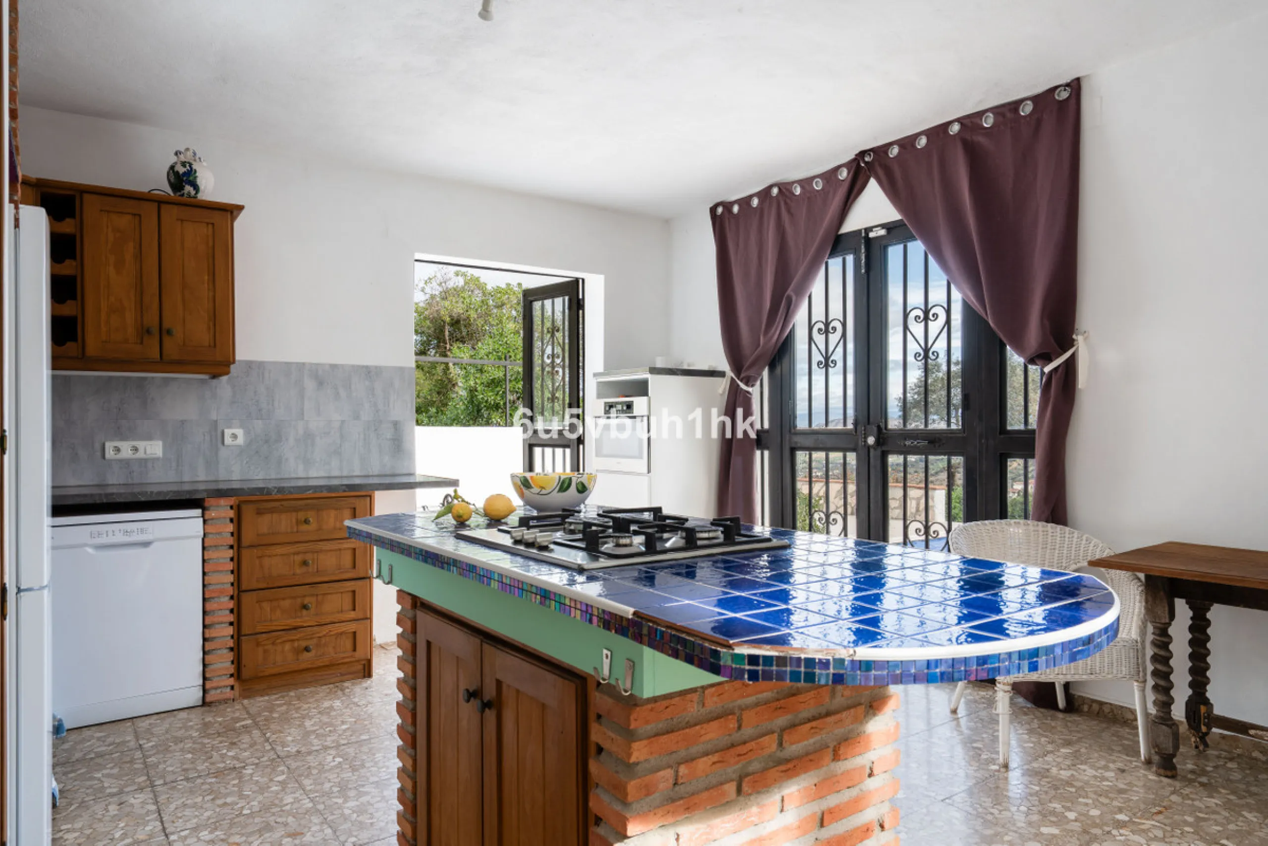 Nestled in the countryside between the towns of Alhaurin el Grande and Coin is this wonderful three bedroom property. With easy access to the main road, from its´elevated position this home offers breathtaking views across the surrounding countryside to t