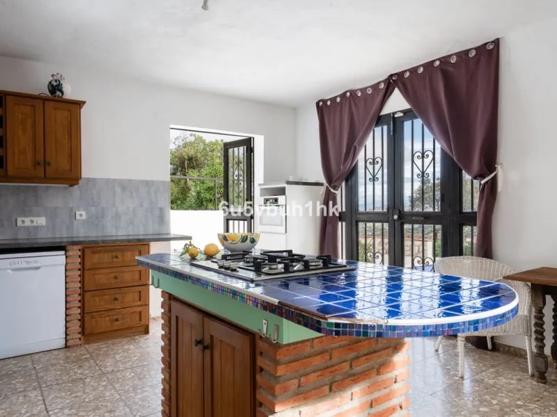 Nestled in the countryside between the towns of Alhaurin el Grande and Coin is this wonderful three bedroom property. With easy access to the main road, from its´elevated position this home offers breathtaking views across the surrounding countryside to t