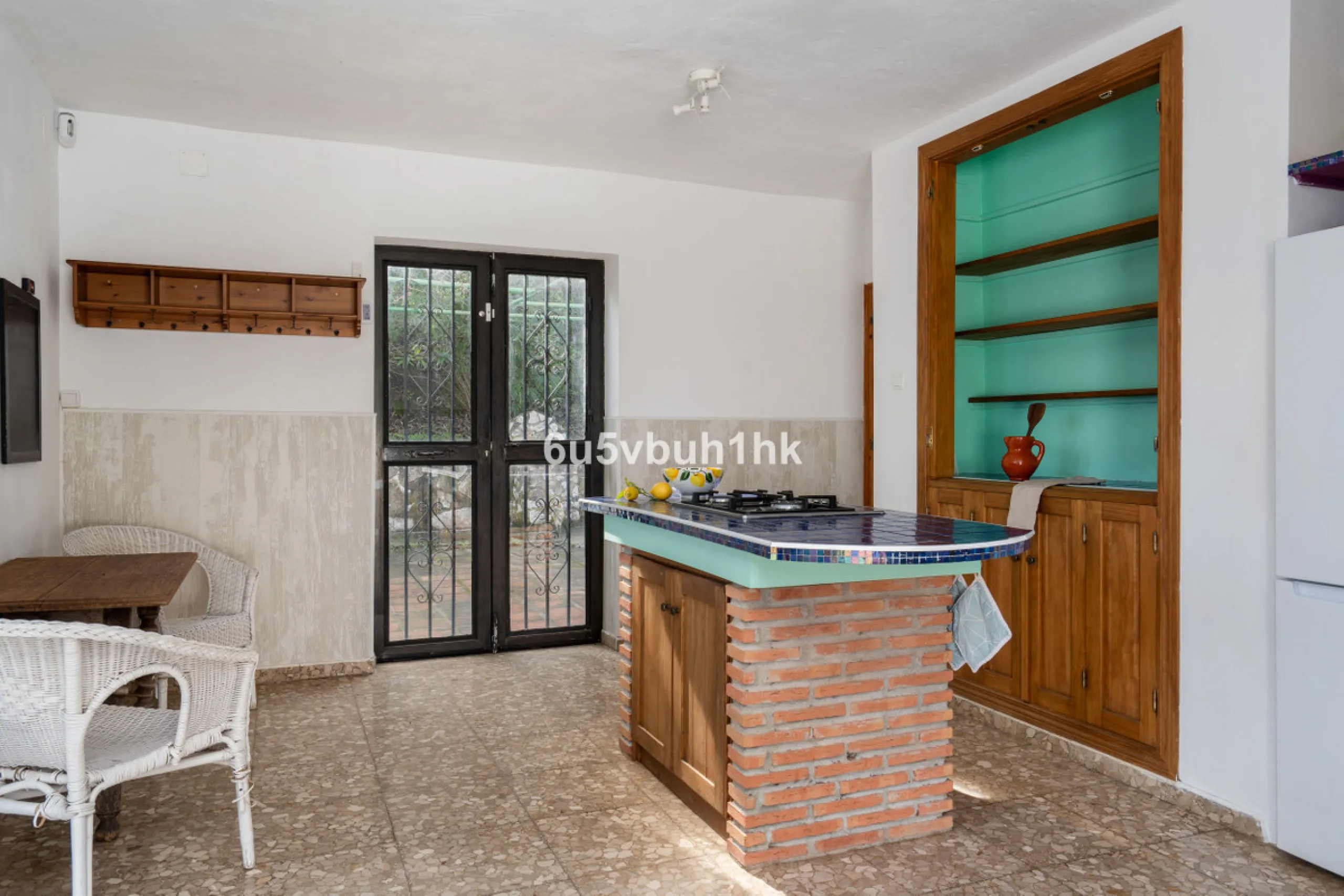 Nestled in the countryside between the towns of Alhaurin el Grande and Coin is this wonderful three bedroom property. With easy access to the main road, from its´elevated position this home offers breathtaking views across the surrounding countryside to t