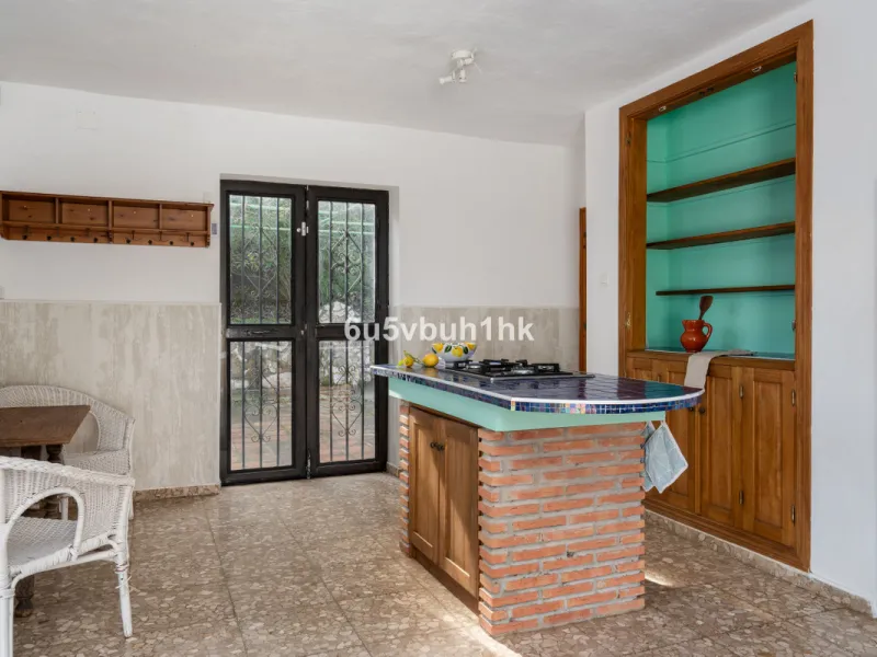 Nestled in the countryside between the towns of Alhaurin el Grande and Coin is this wonderful three bedroom property. With easy access to the main road, from its´elevated position this home offers breathtaking views across the surrounding countryside to t