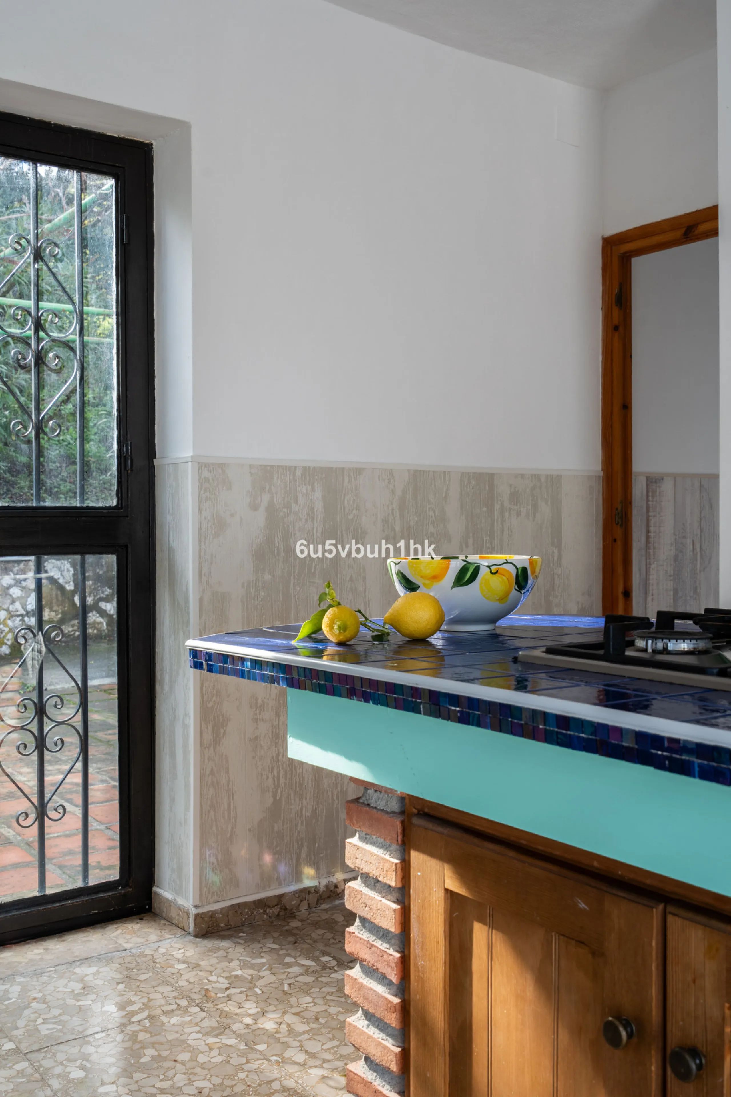 Nestled in the countryside between the towns of Alhaurin el Grande and Coin is this wonderful three bedroom property. With easy access to the main road, from its´elevated position this home offers breathtaking views across the surrounding countryside to t