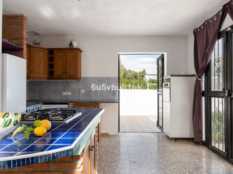 Nestled in the countryside between the towns of Alhaurin el Grande and Coin is this wonderful three bedroom property. With easy access to the main road, from its´elevated position this home offers breathtaking views across the surrounding countryside to t