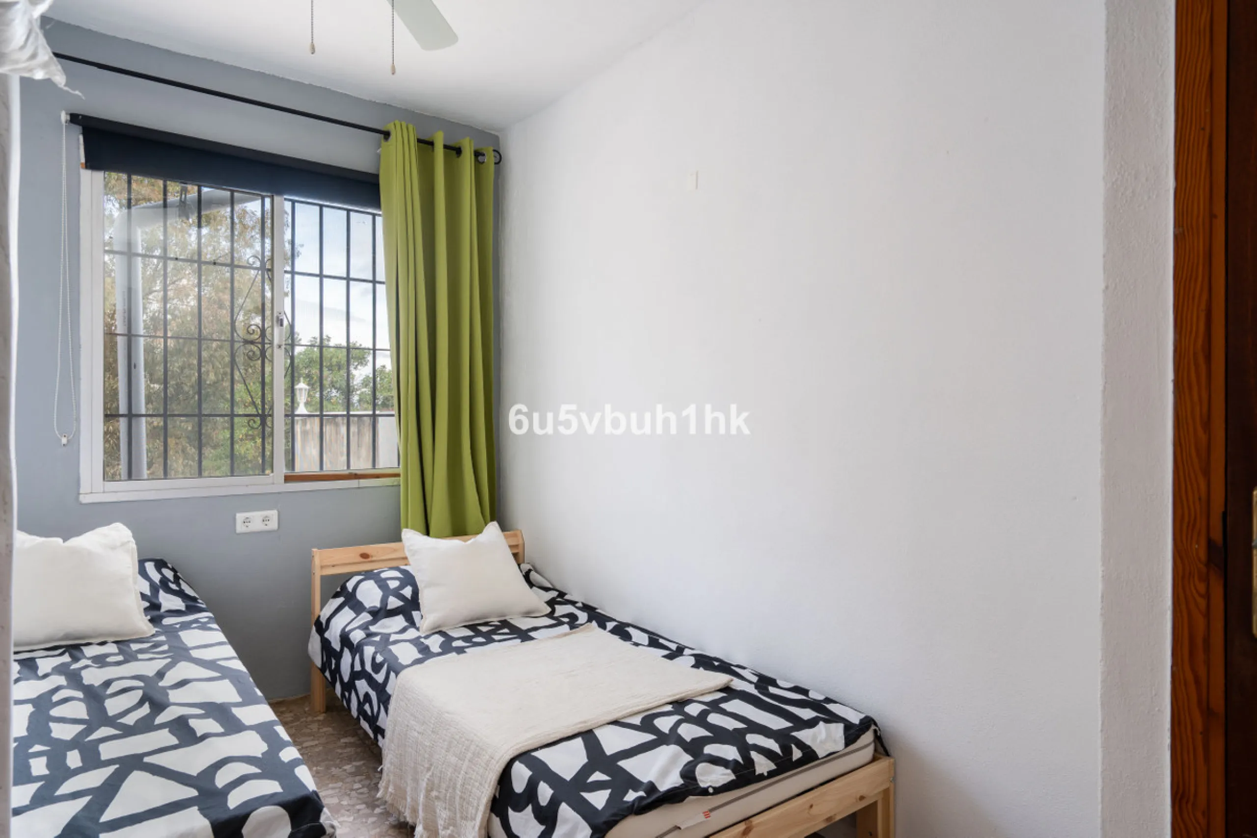 Nestled in the countryside between the towns of Alhaurin el Grande and Coin is this wonderful three bedroom property. With easy access to the main road, from its´elevated position this home offers breathtaking views across the surrounding countryside to t