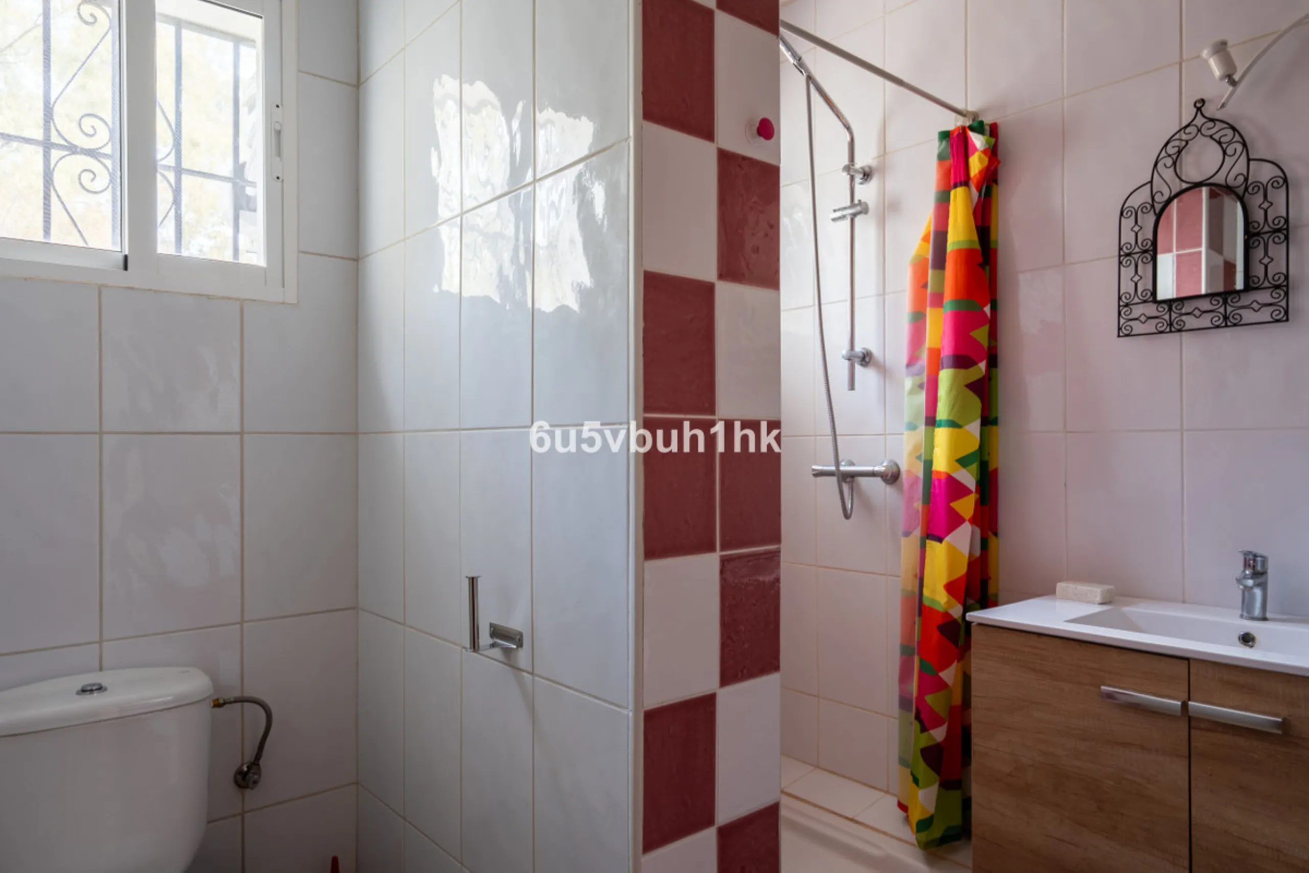 Nestled in the countryside between the towns of Alhaurin el Grande and Coin is this wonderful three bedroom property. With easy access to the main road, from its´elevated position this home offers breathtaking views across the surrounding countryside to t