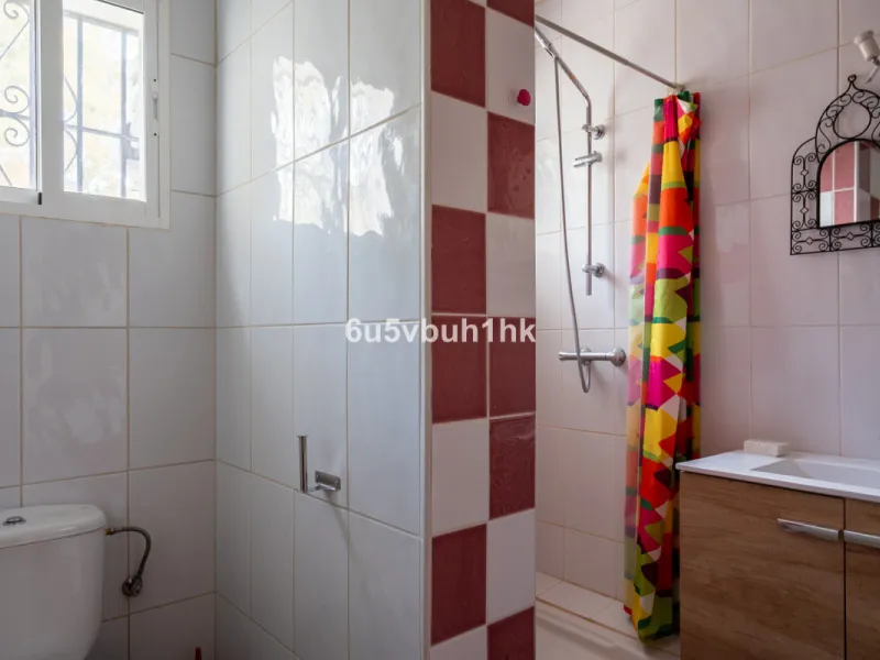 Nestled in the countryside between the towns of Alhaurin el Grande and Coin is this wonderful three bedroom property. With easy access to the main road, from its´elevated position this home offers breathtaking views across the surrounding countryside to t