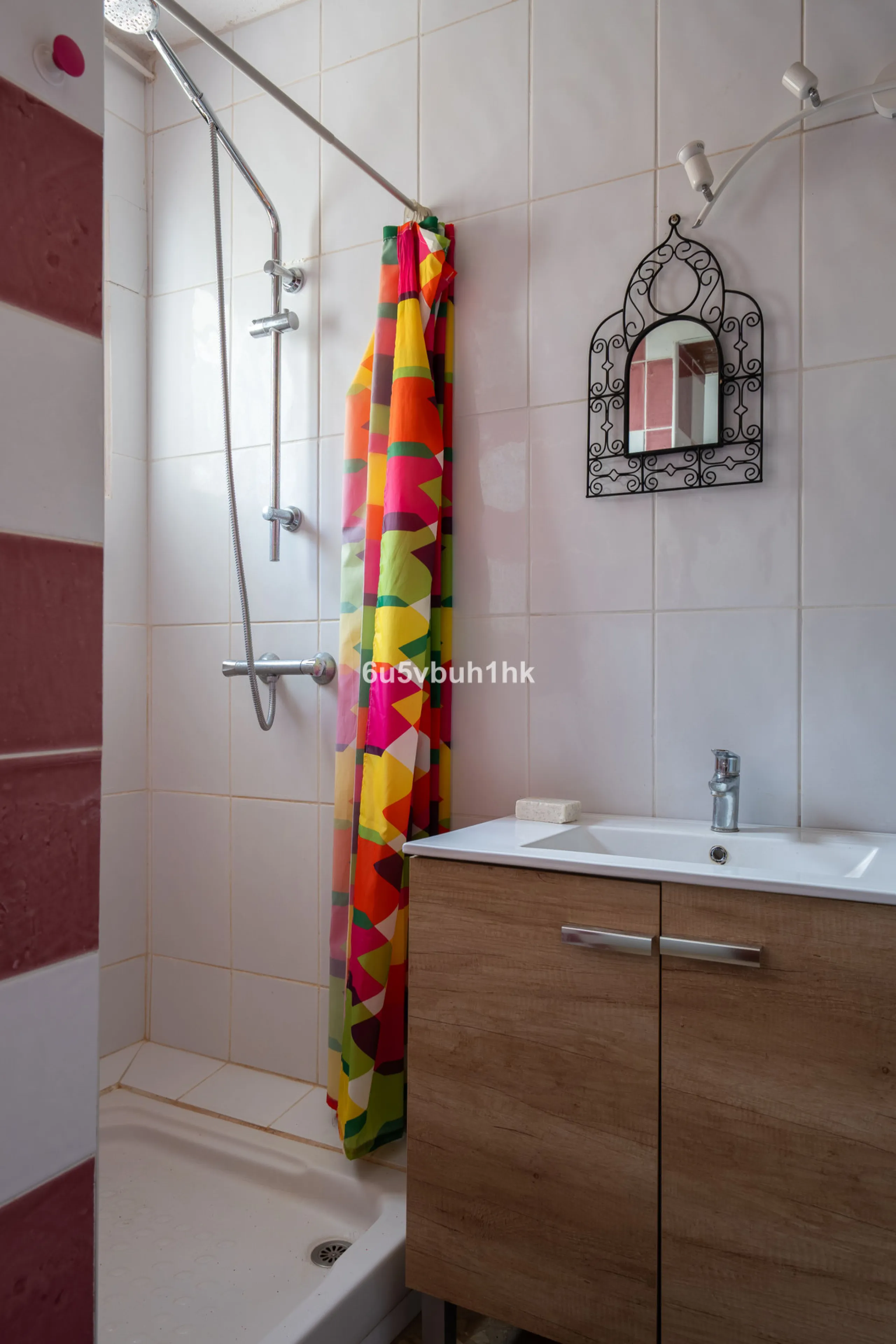 Nestled in the countryside between the towns of Alhaurin el Grande and Coin is this wonderful three bedroom property. With easy access to the main road, from its´elevated position this home offers breathtaking views across the surrounding countryside to t