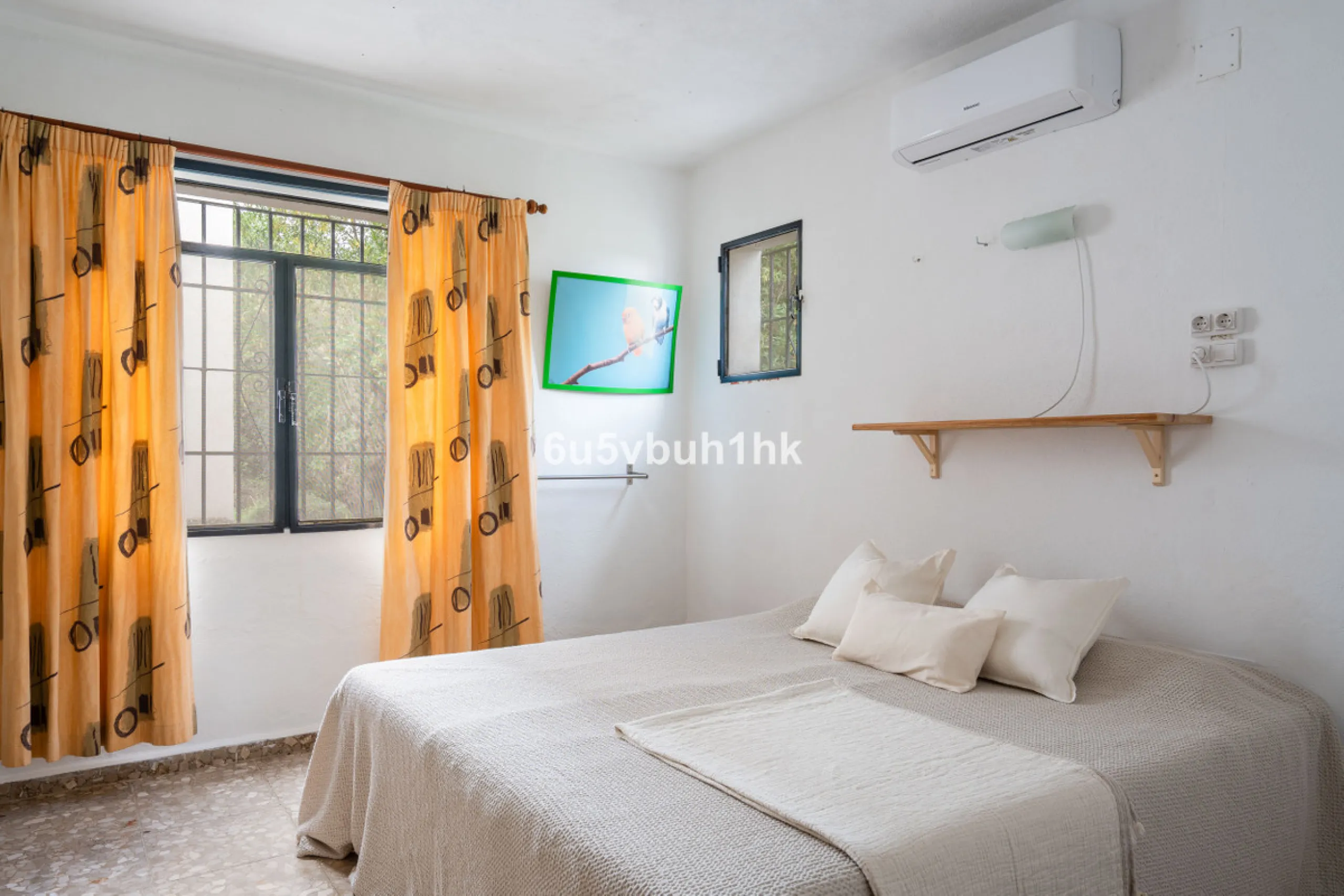 Nestled in the countryside between the towns of Alhaurin el Grande and Coin is this wonderful three bedroom property. With easy access to the main road, from its´elevated position this home offers breathtaking views across the surrounding countryside to t