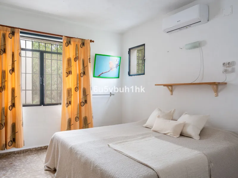 Nestled in the countryside between the towns of Alhaurin el Grande and Coin is this wonderful three bedroom property. With easy access to the main road, from its´elevated position this home offers breathtaking views across the surrounding countryside to t