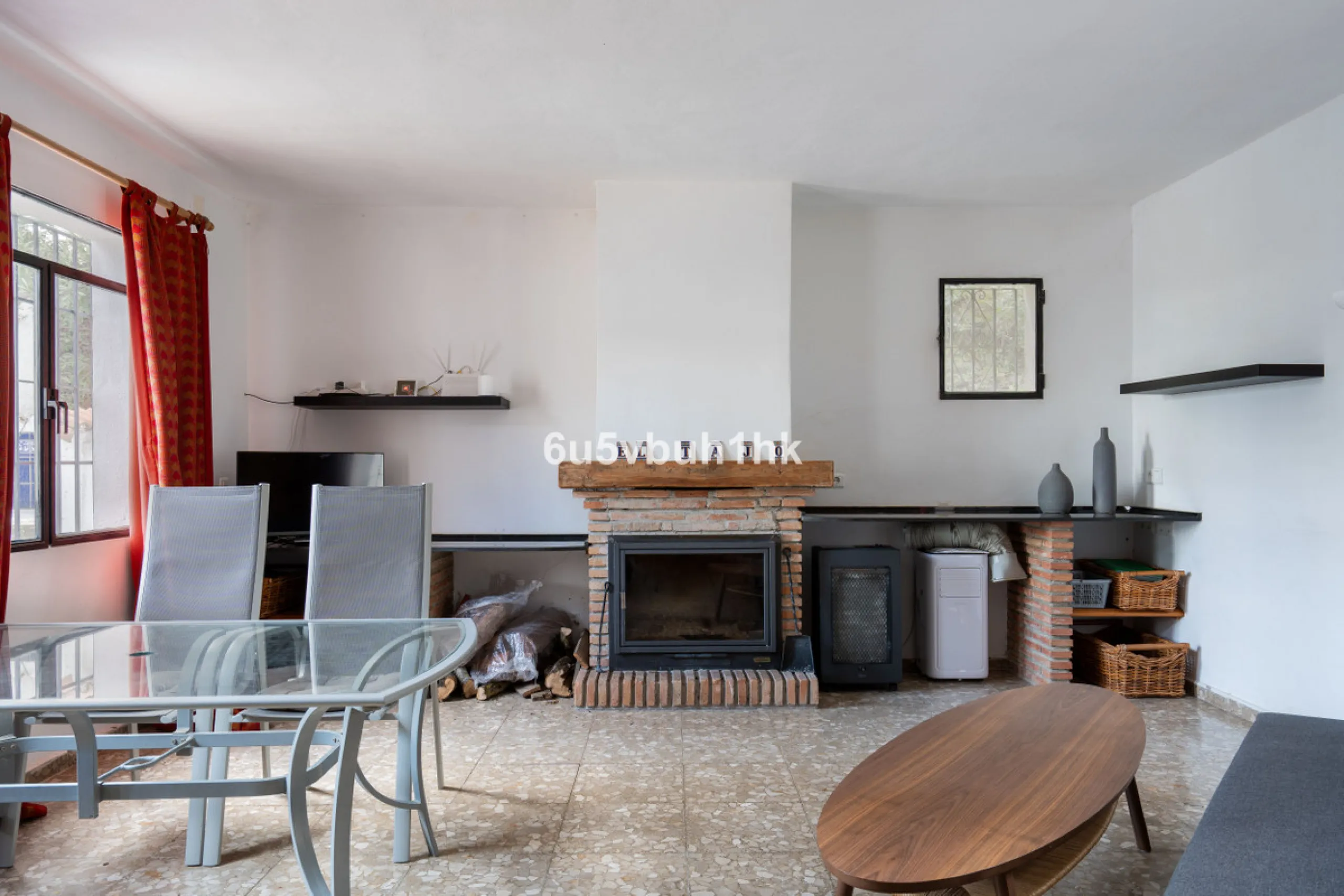 Nestled in the countryside between the towns of Alhaurin el Grande and Coin is this wonderful three bedroom property. With easy access to the main road, from its´elevated position this home offers breathtaking views across the surrounding countryside to t