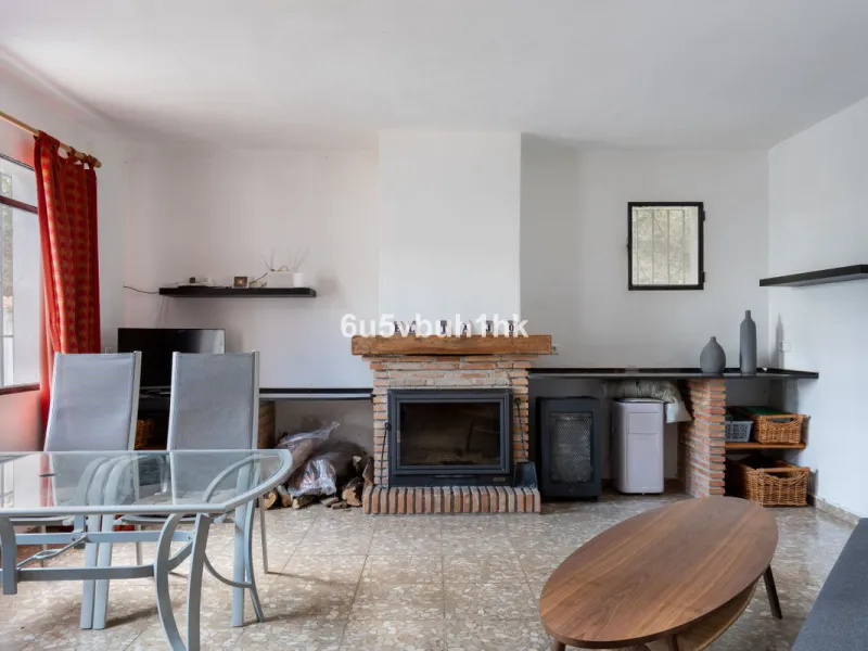 Nestled in the countryside between the towns of Alhaurin el Grande and Coin is this wonderful three bedroom property. With easy access to the main road, from its´elevated position this home offers breathtaking views across the surrounding countryside to t