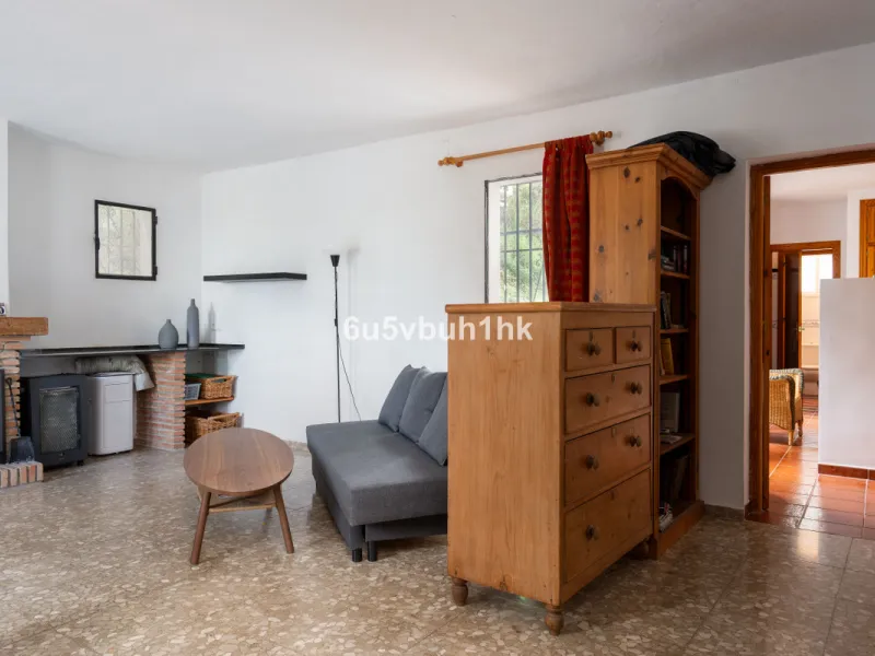 Nestled in the countryside between the towns of Alhaurin el Grande and Coin is this wonderful three bedroom property. With easy access to the main road, from its´elevated position this home offers breathtaking views across the surrounding countryside to t