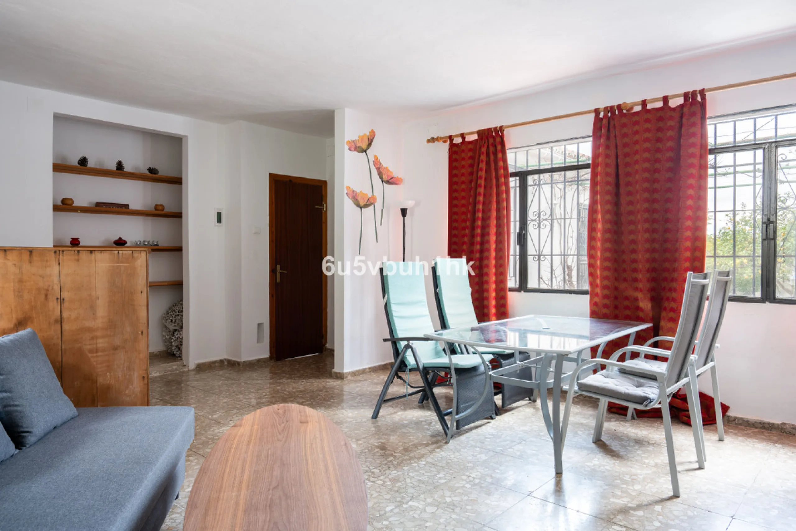 Nestled in the countryside between the towns of Alhaurin el Grande and Coin is this wonderful three bedroom property. With easy access to the main road, from its´elevated position this home offers breathtaking views across the surrounding countryside to t