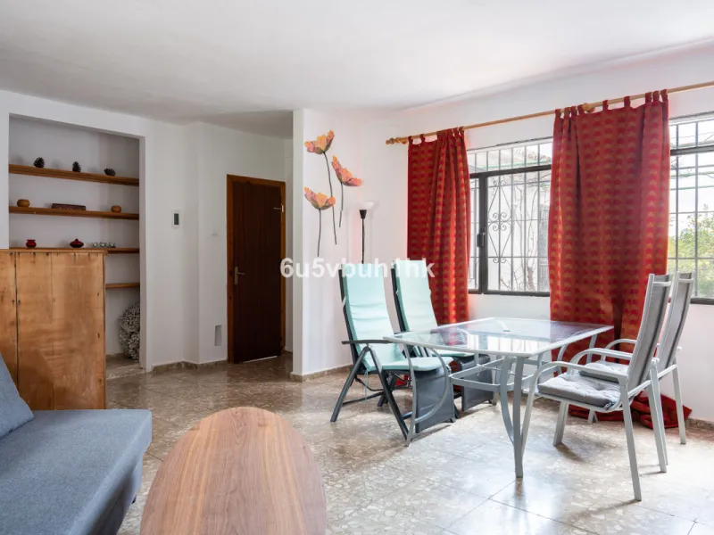 Nestled in the countryside between the towns of Alhaurin el Grande and Coin is this wonderful three bedroom property. With easy access to the main road, from its´elevated position this home offers breathtaking views across the surrounding countryside to t