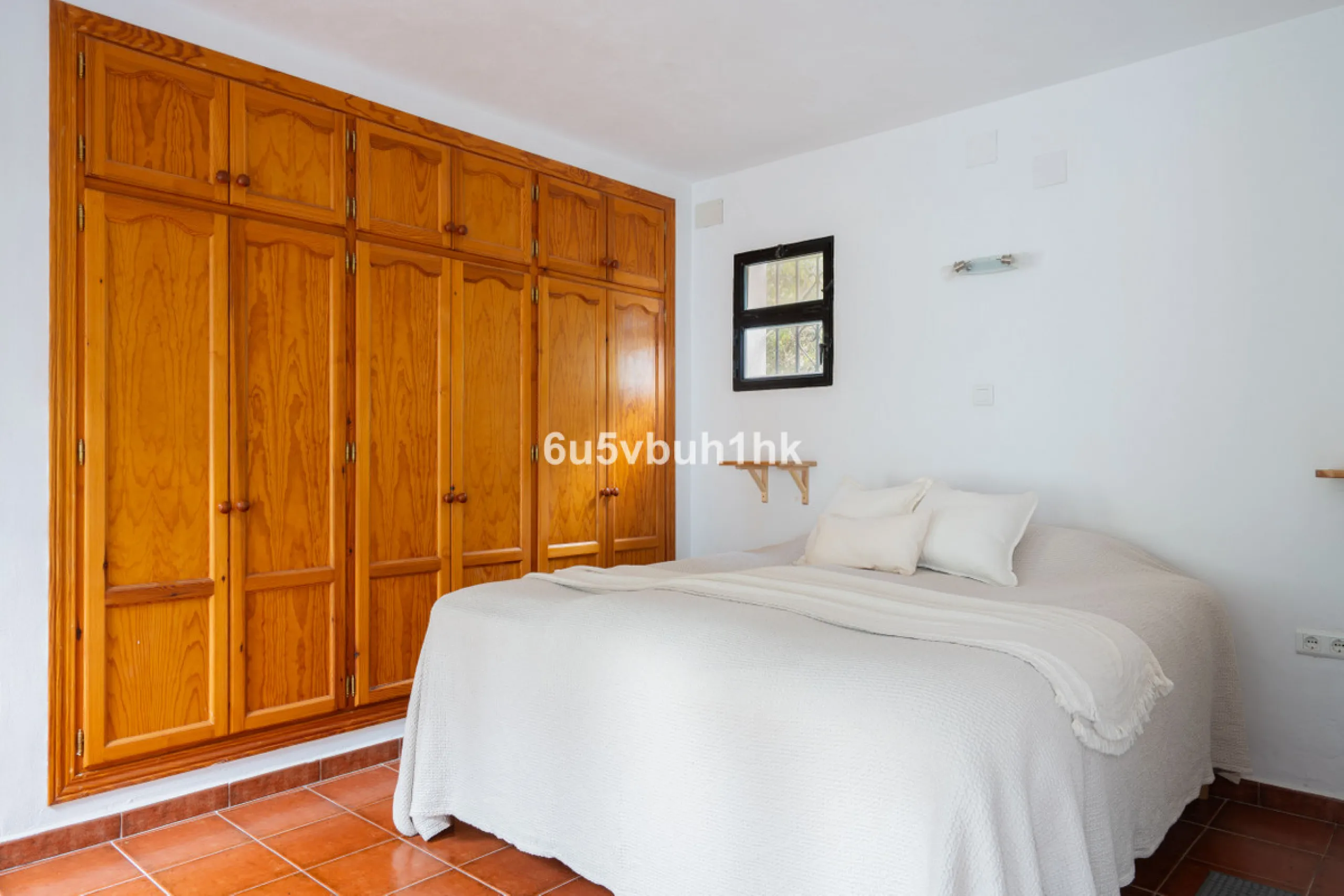 Nestled in the countryside between the towns of Alhaurin el Grande and Coin is this wonderful three bedroom property. With easy access to the main road, from its´elevated position this home offers breathtaking views across the surrounding countryside to t