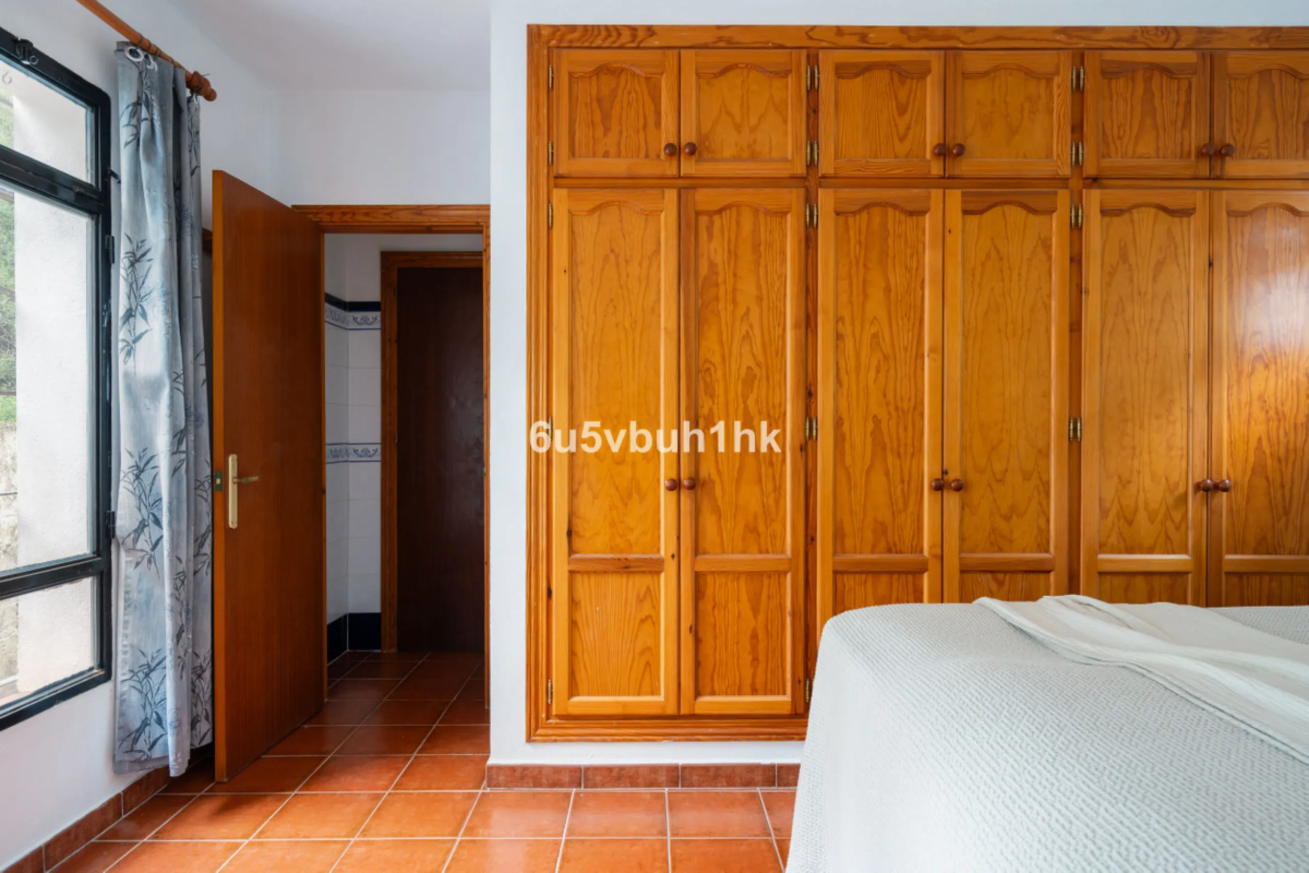 Nestled in the countryside between the towns of Alhaurin el Grande and Coin is this wonderful three bedroom property. With easy access to the main road, from its´elevated position this home offers breathtaking views across the surrounding countryside to t