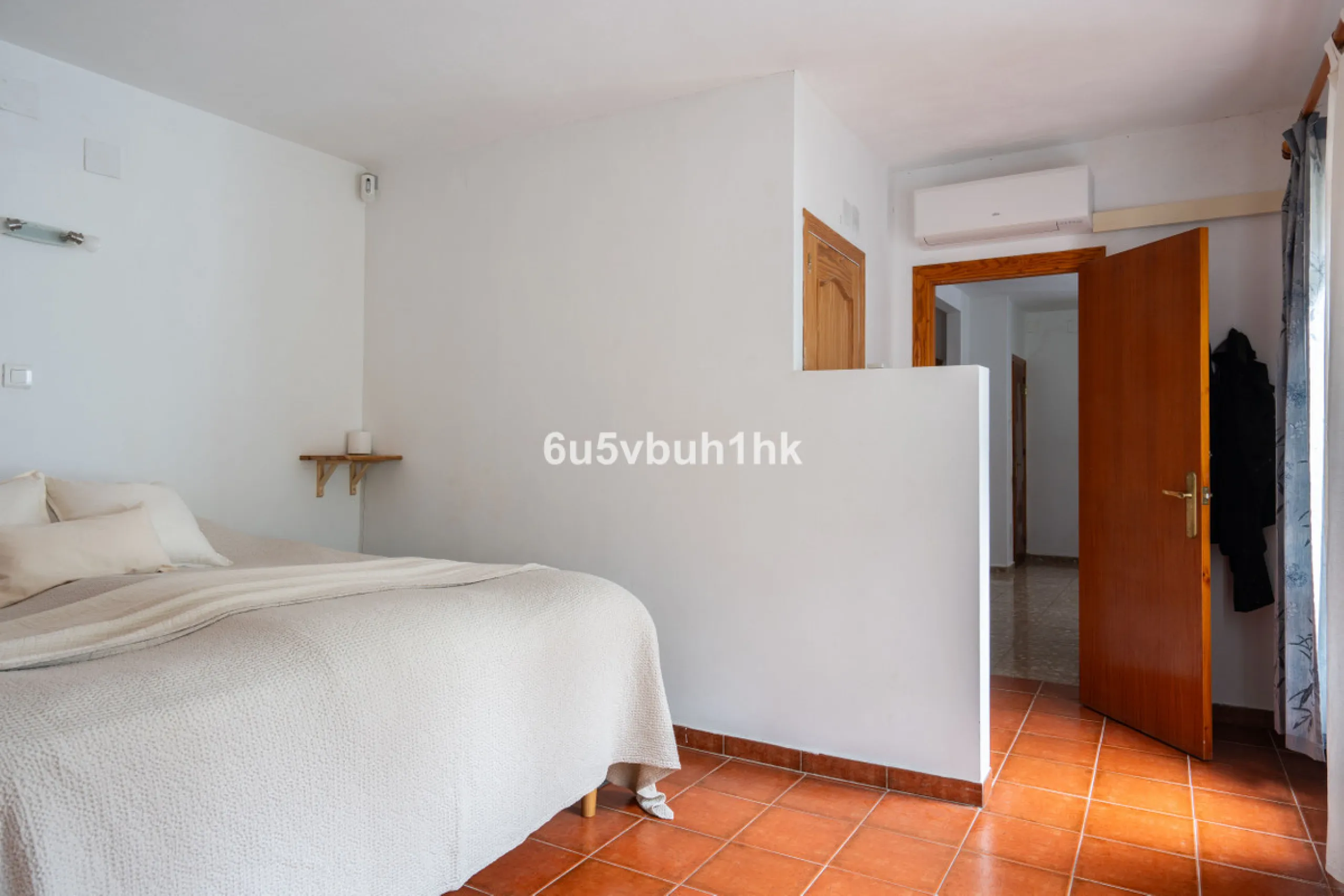 Nestled in the countryside between the towns of Alhaurin el Grande and Coin is this wonderful three bedroom property. With easy access to the main road, from its´elevated position this home offers breathtaking views across the surrounding countryside to t