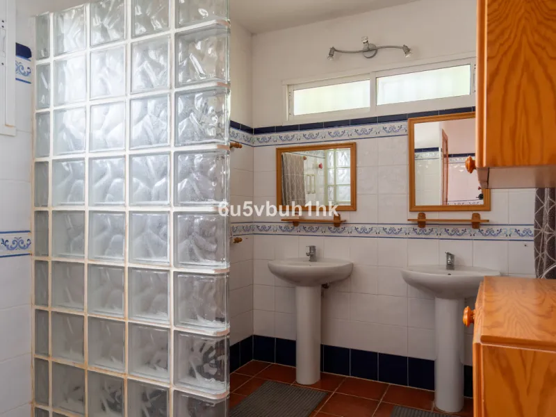 Nestled in the countryside between the towns of Alhaurin el Grande and Coin is this wonderful three bedroom property. With easy access to the main road, from its´elevated position this home offers breathtaking views across the surrounding countryside to t