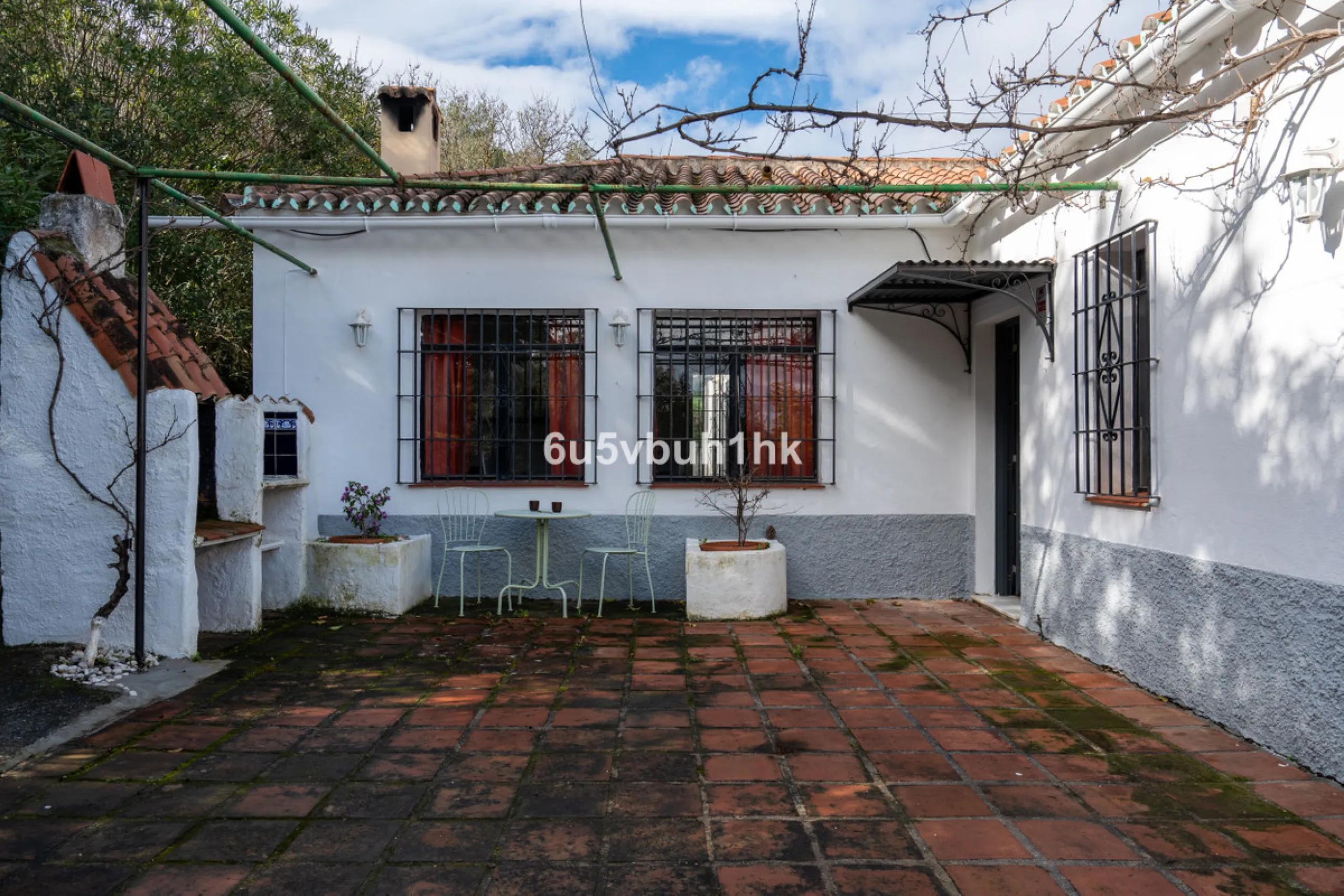 Nestled in the countryside between the towns of Alhaurin el Grande and Coin is this wonderful three bedroom property. With easy access to the main road, from its´elevated position this home offers breathtaking views across the surrounding countryside to t