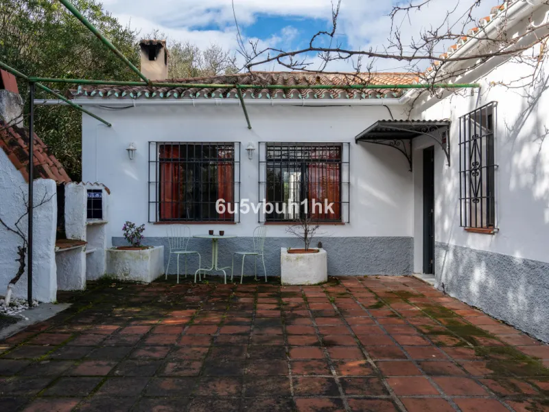 Nestled in the countryside between the towns of Alhaurin el Grande and Coin is this wonderful three bedroom property. With easy access to the main road, from its´elevated position this home offers breathtaking views across the surrounding countryside to t