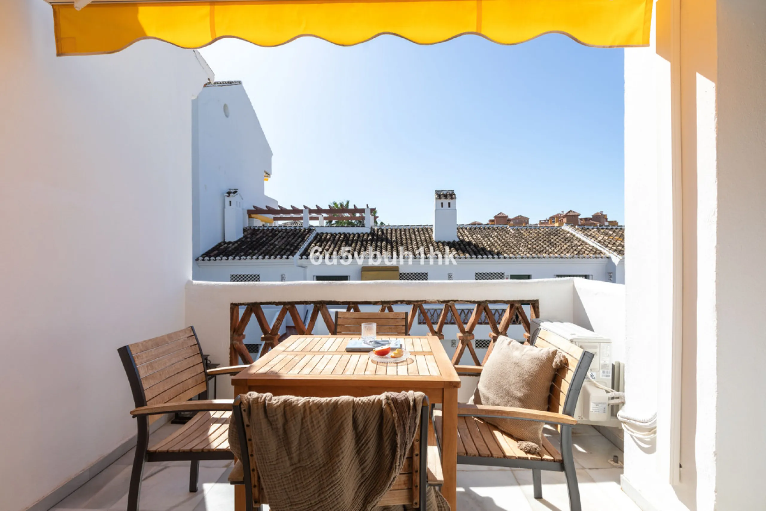 A wonderful opportunity to purchase a bright south-facing apartment in one of the most desirable residential complexes in Benalmádena — the beautiful Pueblo del Parque, located next to the famous Parque de la Paloma.