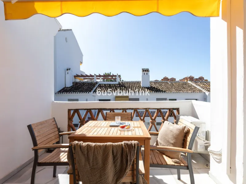 A wonderful opportunity to purchase a bright south-facing apartment in one of the most desirable residential complexes in Benalmádena — the beautiful Pueblo del Parque, located next to the famous Parque de la Paloma.