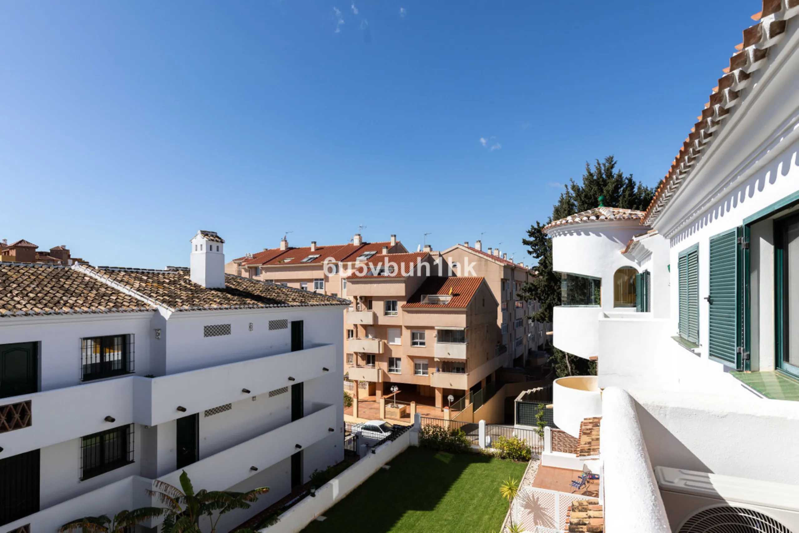 A wonderful opportunity to purchase a bright south-facing apartment in one of the most desirable residential complexes in Benalmádena — the beautiful Pueblo del Parque, located next to the famous Parque de la Paloma.