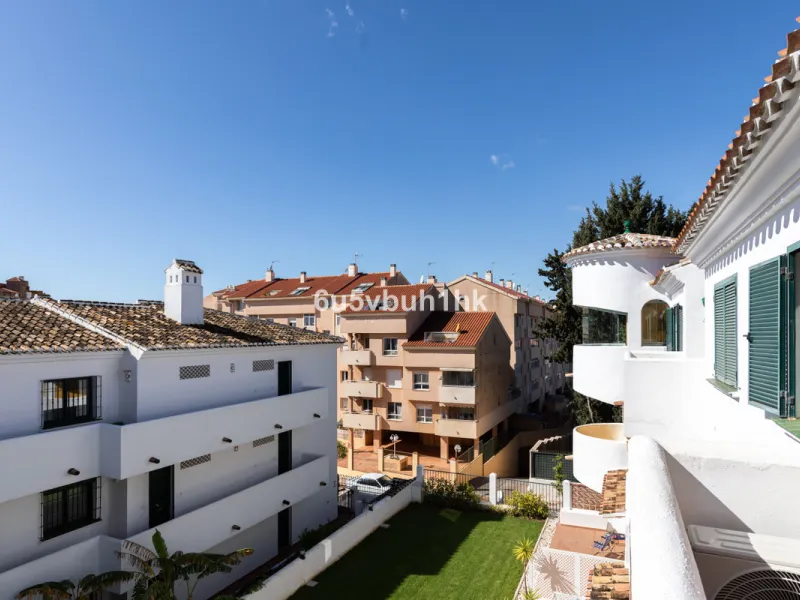 A wonderful opportunity to purchase a bright south-facing apartment in one of the most desirable residential complexes in Benalmádena — the beautiful Pueblo del Parque, located next to the famous Parque de la Paloma.