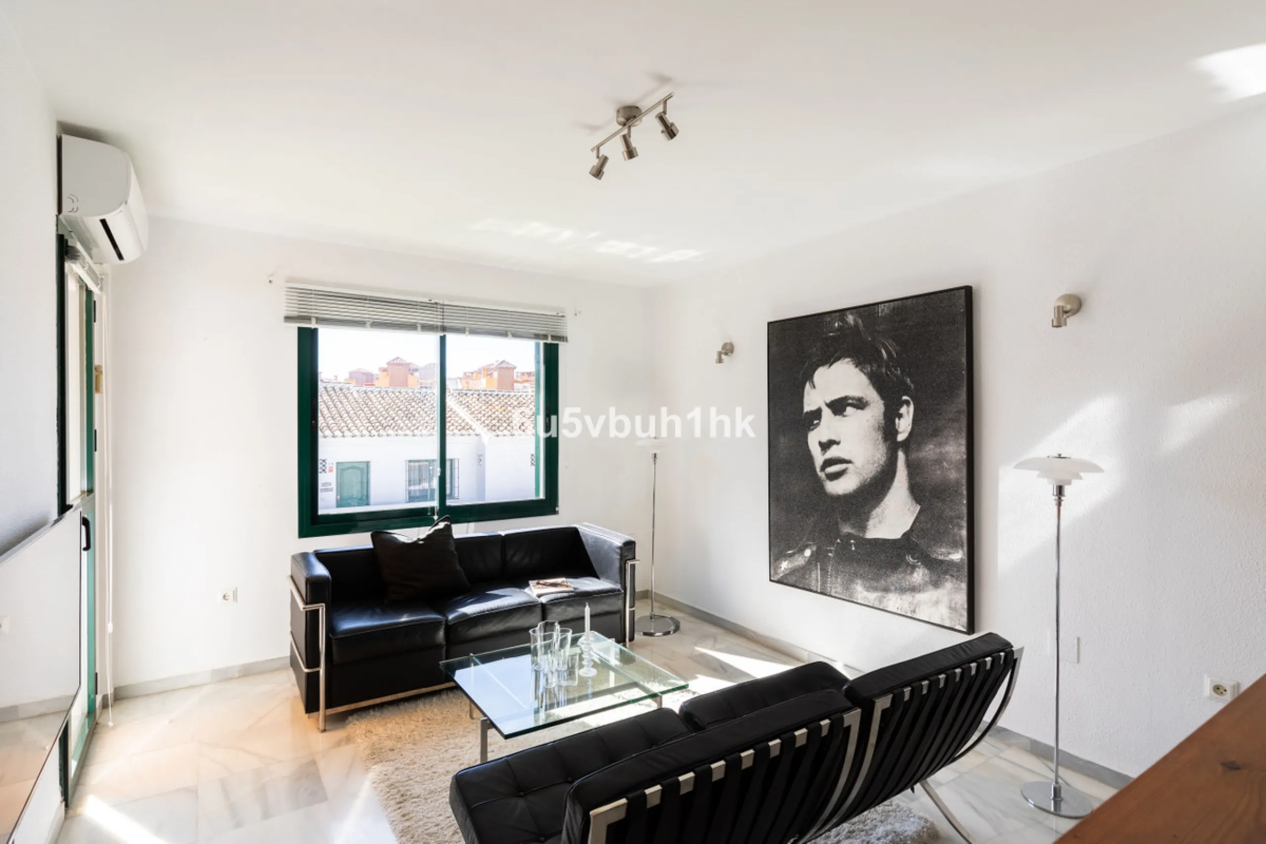 A wonderful opportunity to purchase a bright south-facing apartment in one of the most desirable residential complexes in Benalmádena — the beautiful Pueblo del Parque, located next to the famous Parque de la Paloma.