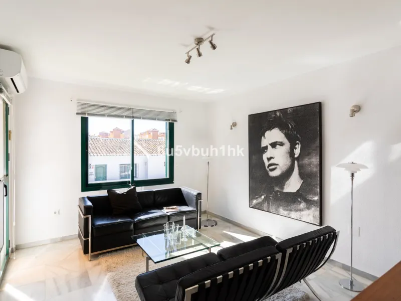 A wonderful opportunity to purchase a bright south-facing apartment in one of the most desirable residential complexes in Benalmádena — the beautiful Pueblo del Parque, located next to the famous Parque de la Paloma.