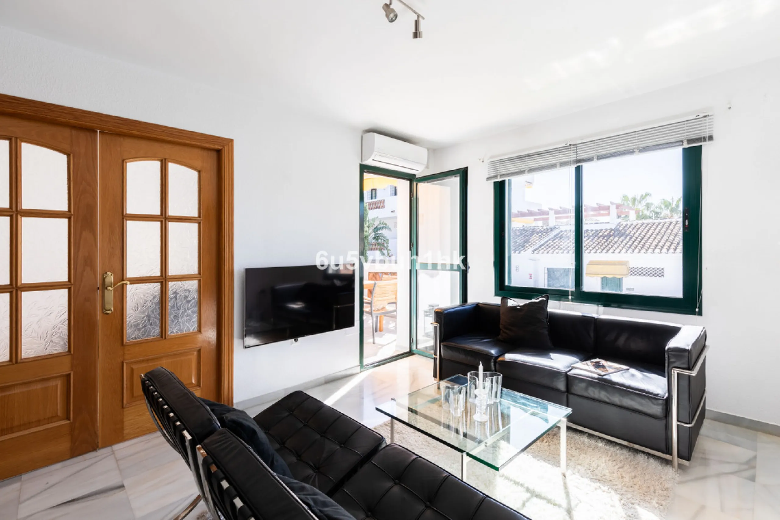 A wonderful opportunity to purchase a bright south-facing apartment in one of the most desirable residential complexes in Benalmádena — the beautiful Pueblo del Parque, located next to the famous Parque de la Paloma.