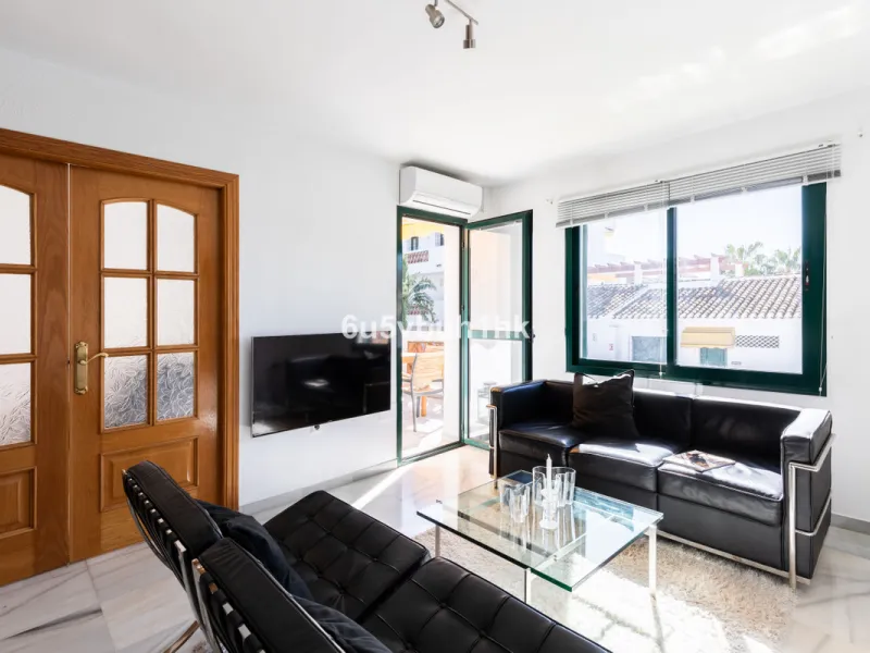 A wonderful opportunity to purchase a bright south-facing apartment in one of the most desirable residential complexes in Benalmádena — the beautiful Pueblo del Parque, located next to the famous Parque de la Paloma.