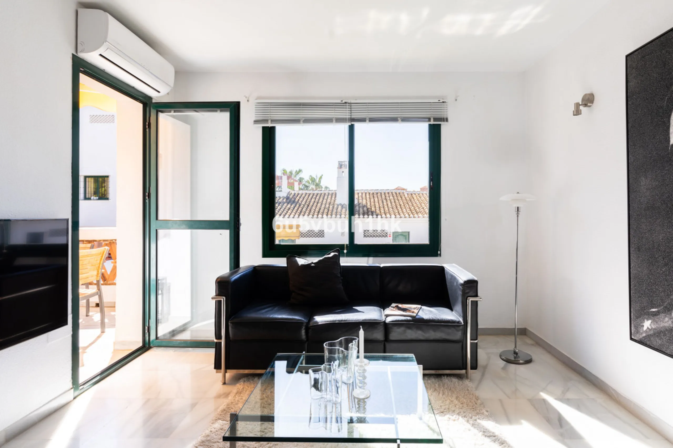 A wonderful opportunity to purchase a bright south-facing apartment in one of the most desirable residential complexes in Benalmádena — the beautiful Pueblo del Parque, located next to the famous Parque de la Paloma.