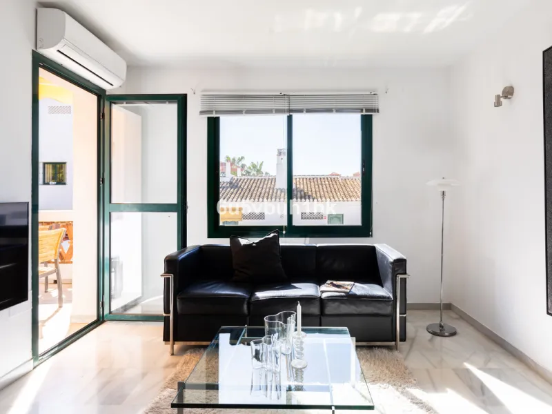 A wonderful opportunity to purchase a bright south-facing apartment in one of the most desirable residential complexes in Benalmádena — the beautiful Pueblo del Parque, located next to the famous Parque de la Paloma.