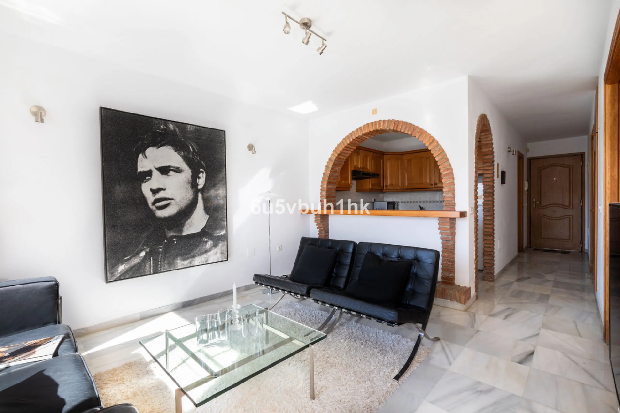 A wonderful opportunity to purchase a bright south-facing apartment in one of the most desirable residential complexes in Benalmádena — the beautiful Pueblo del Parque, located next to the famous Parque de la Paloma.