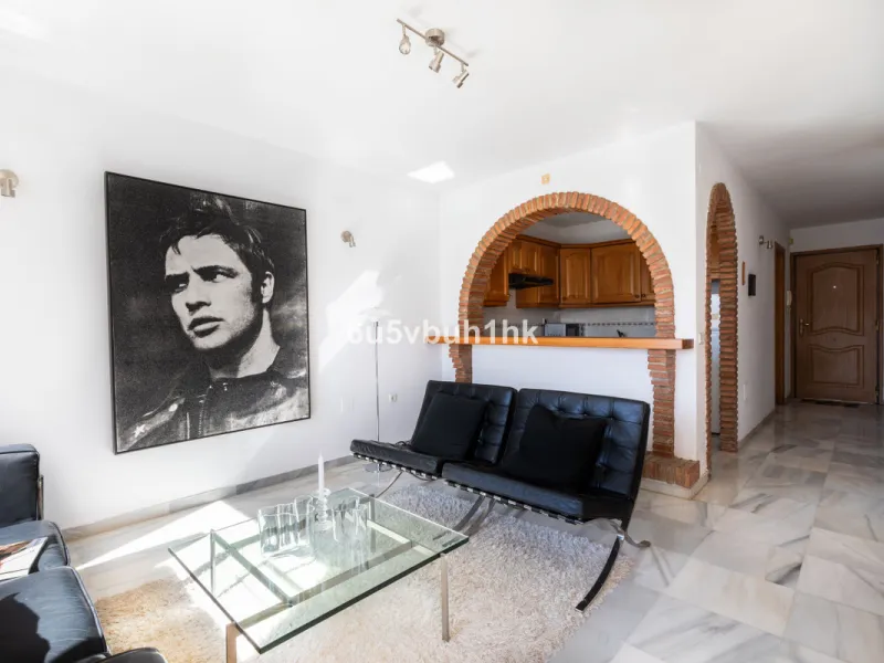A wonderful opportunity to purchase a bright south-facing apartment in one of the most desirable residential complexes in Benalmádena — the beautiful Pueblo del Parque, located next to the famous Parque de la Paloma.