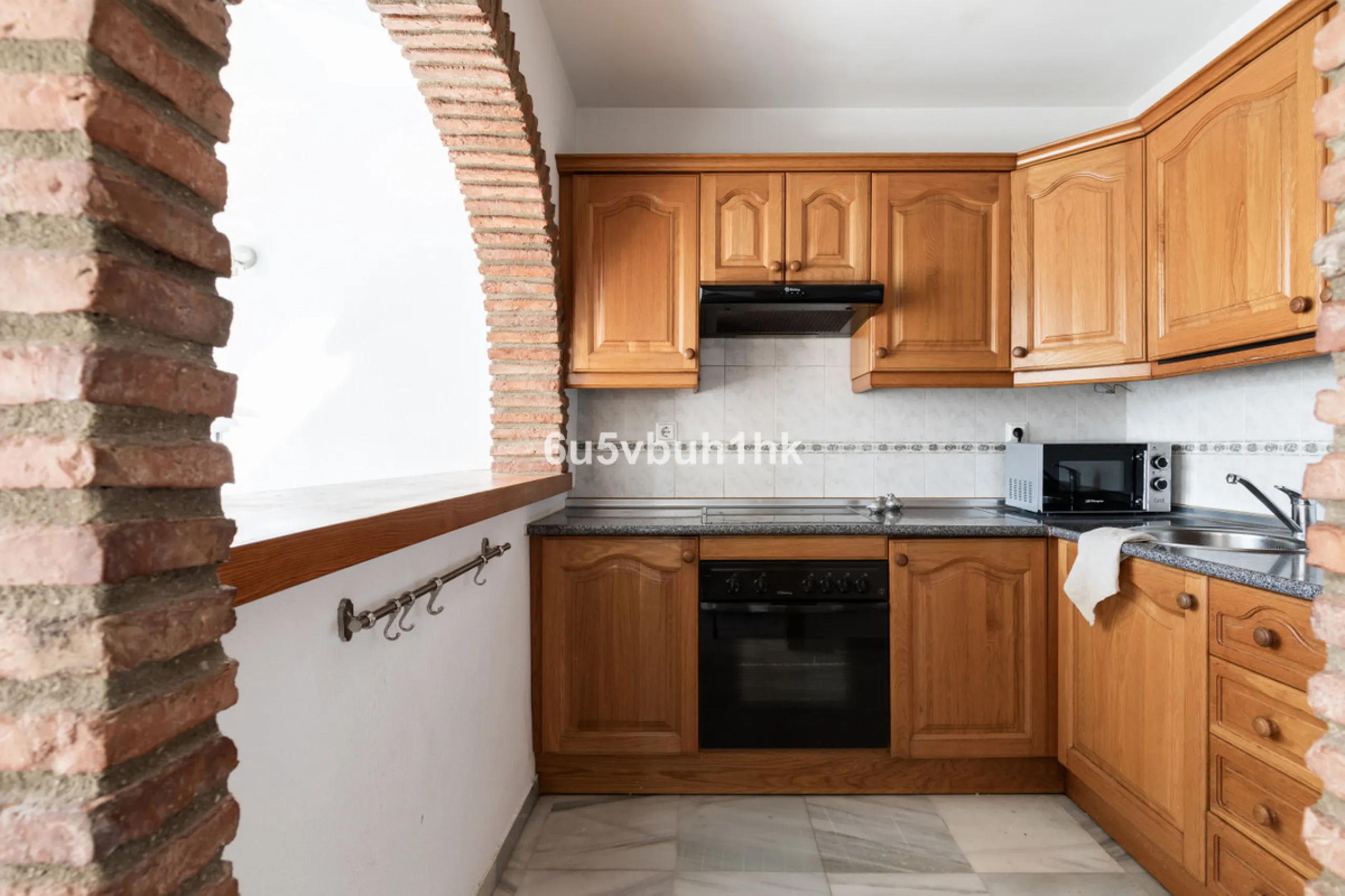 A wonderful opportunity to purchase a bright south-facing apartment in one of the most desirable residential complexes in Benalmádena — the beautiful Pueblo del Parque, located next to the famous Parque de la Paloma.