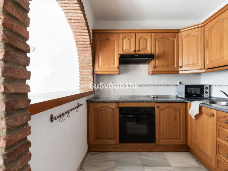 A wonderful opportunity to purchase a bright south-facing apartment in one of the most desirable residential complexes in Benalmádena — the beautiful Pueblo del Parque, located next to the famous Parque de la Paloma.