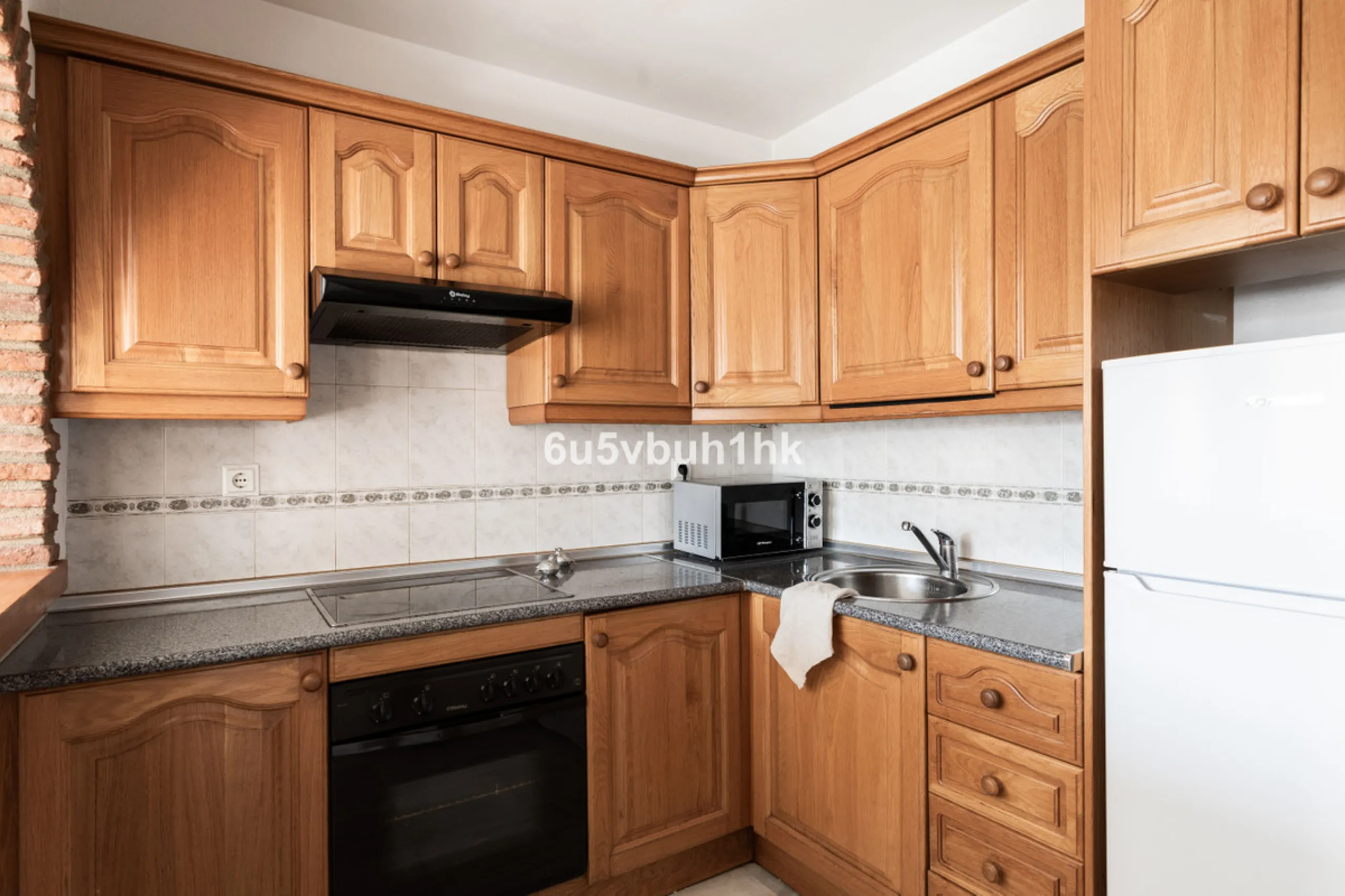 A wonderful opportunity to purchase a bright south-facing apartment in one of the most desirable residential complexes in Benalmádena — the beautiful Pueblo del Parque, located next to the famous Parque de la Paloma.