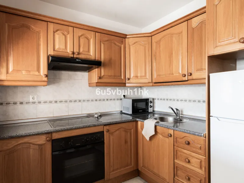 A wonderful opportunity to purchase a bright south-facing apartment in one of the most desirable residential complexes in Benalmádena — the beautiful Pueblo del Parque, located next to the famous Parque de la Paloma.