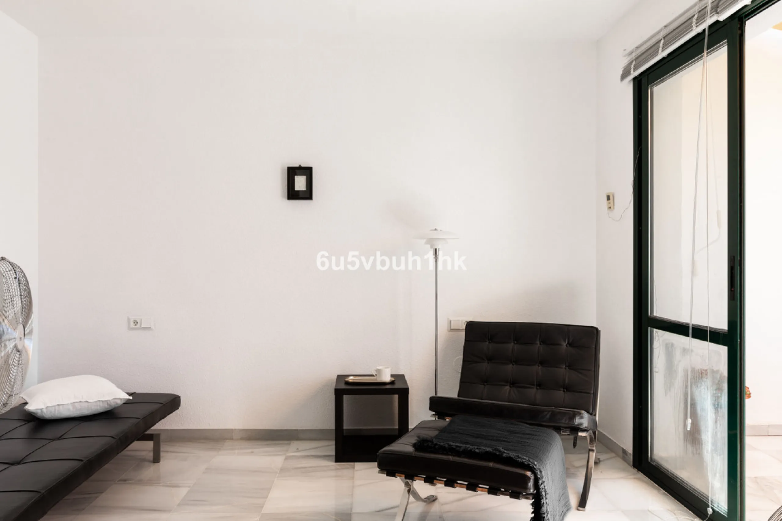 A wonderful opportunity to purchase a bright south-facing apartment in one of the most desirable residential complexes in Benalmádena — the beautiful Pueblo del Parque, located next to the famous Parque de la Paloma.