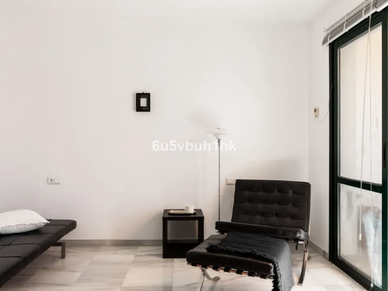 A wonderful opportunity to purchase a bright south-facing apartment in one of the most desirable residential complexes in Benalmádena — the beautiful Pueblo del Parque, located next to the famous Parque de la Paloma.