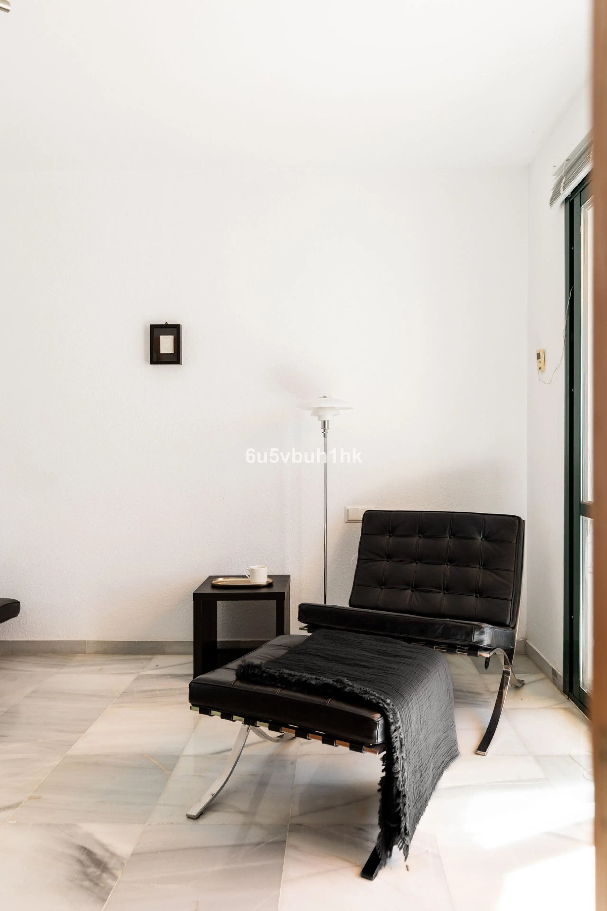 A wonderful opportunity to purchase a bright south-facing apartment in one of the most desirable residential complexes in Benalmádena — the beautiful Pueblo del Parque, located next to the famous Parque de la Paloma.