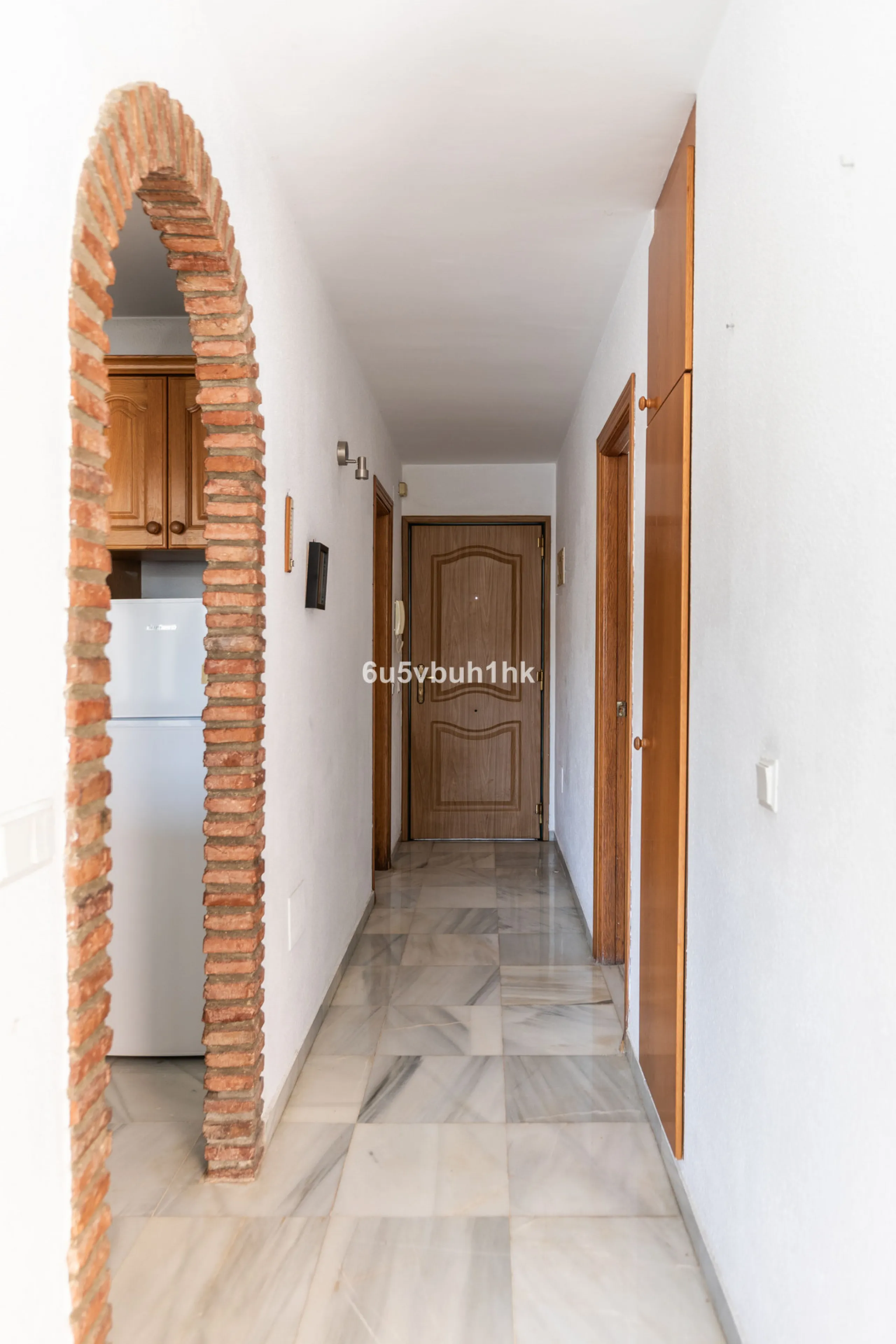 A wonderful opportunity to purchase a bright south-facing apartment in one of the most desirable residential complexes in Benalmádena — the beautiful Pueblo del Parque, located next to the famous Parque de la Paloma.