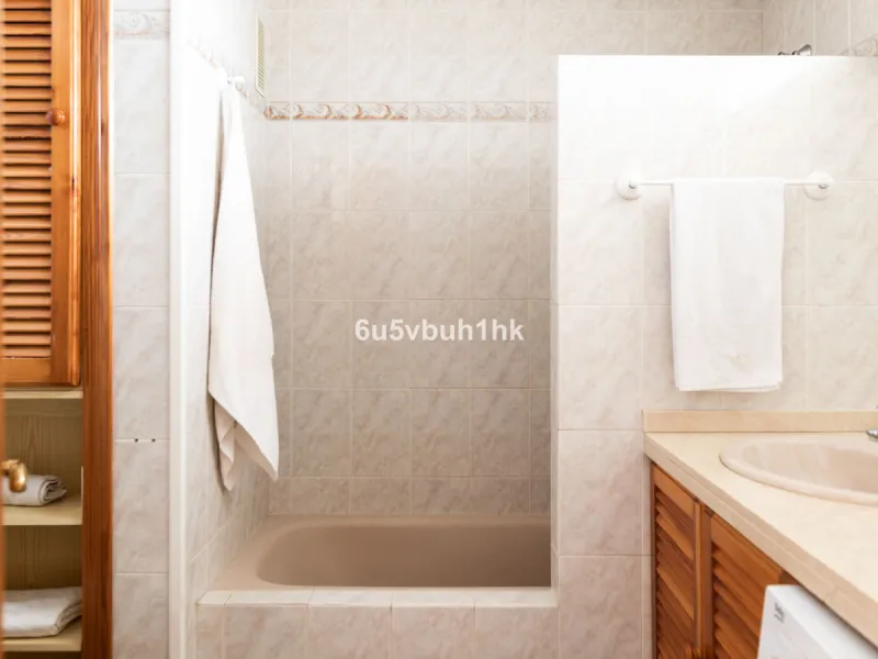 A wonderful opportunity to purchase a bright south-facing apartment in one of the most desirable residential complexes in Benalmádena — the beautiful Pueblo del Parque, located next to the famous Parque de la Paloma.