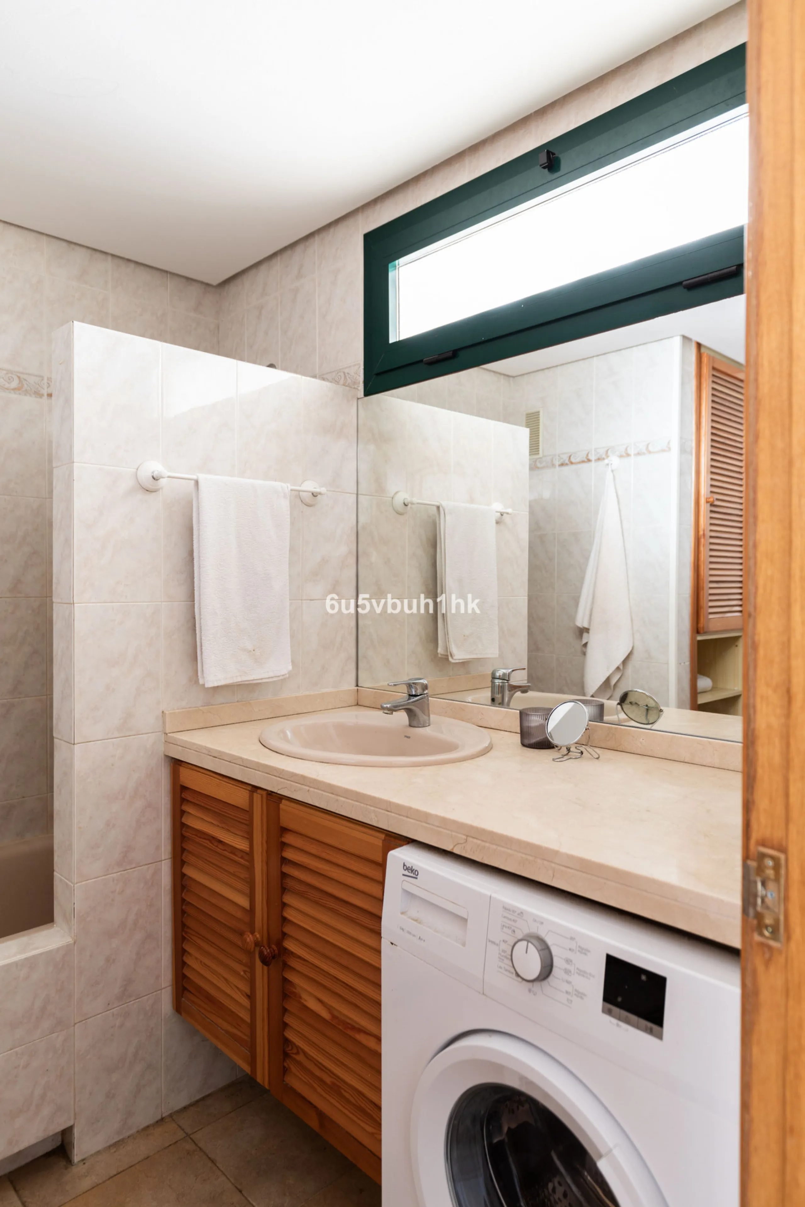 A wonderful opportunity to purchase a bright south-facing apartment in one of the most desirable residential complexes in Benalmádena — the beautiful Pueblo del Parque, located next to the famous Parque de la Paloma.