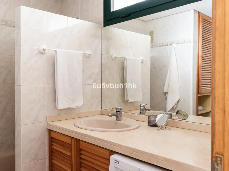 A wonderful opportunity to purchase a bright south-facing apartment in one of the most desirable residential complexes in Benalmádena — the beautiful Pueblo del Parque, located next to the famous Parque de la Paloma.