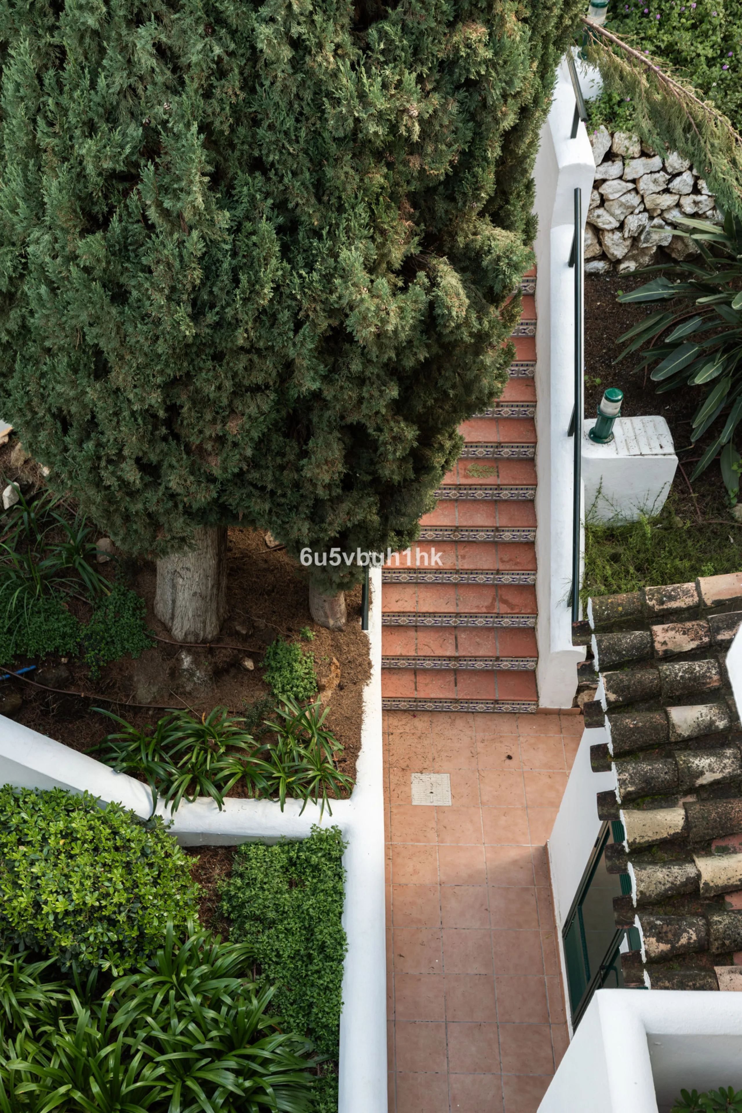 A wonderful opportunity to purchase a bright south-facing apartment in one of the most desirable residential complexes in Benalmádena — the beautiful Pueblo del Parque, located next to the famous Parque de la Paloma.