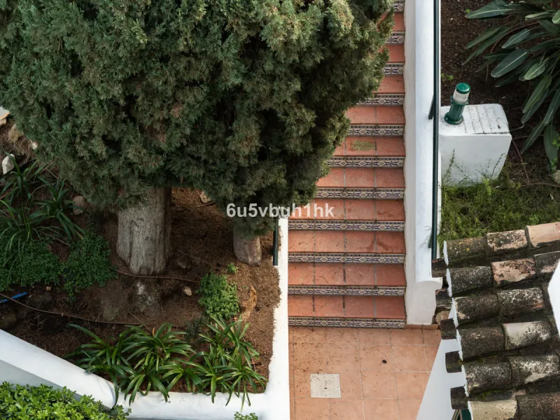 A wonderful opportunity to purchase a bright south-facing apartment in one of the most desirable residential complexes in Benalmádena — the beautiful Pueblo del Parque, located next to the famous Parque de la Paloma.
