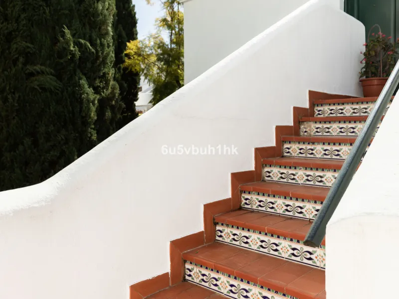 A wonderful opportunity to purchase a bright south-facing apartment in one of the most desirable residential complexes in Benalmádena — the beautiful Pueblo del Parque, located next to the famous Parque de la Paloma.