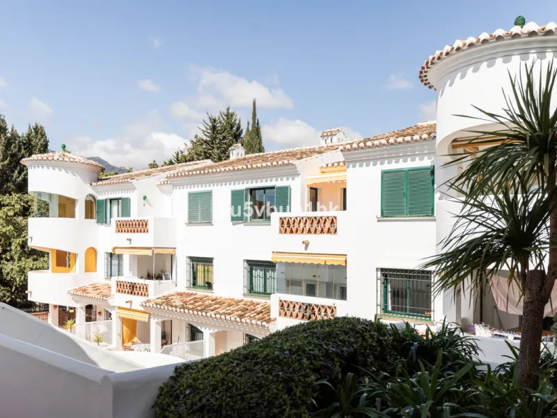 A wonderful opportunity to purchase a bright south-facing apartment in one of the most desirable residential complexes in Benalmádena — the beautiful Pueblo del Parque, located next to the famous Parque de la Paloma.